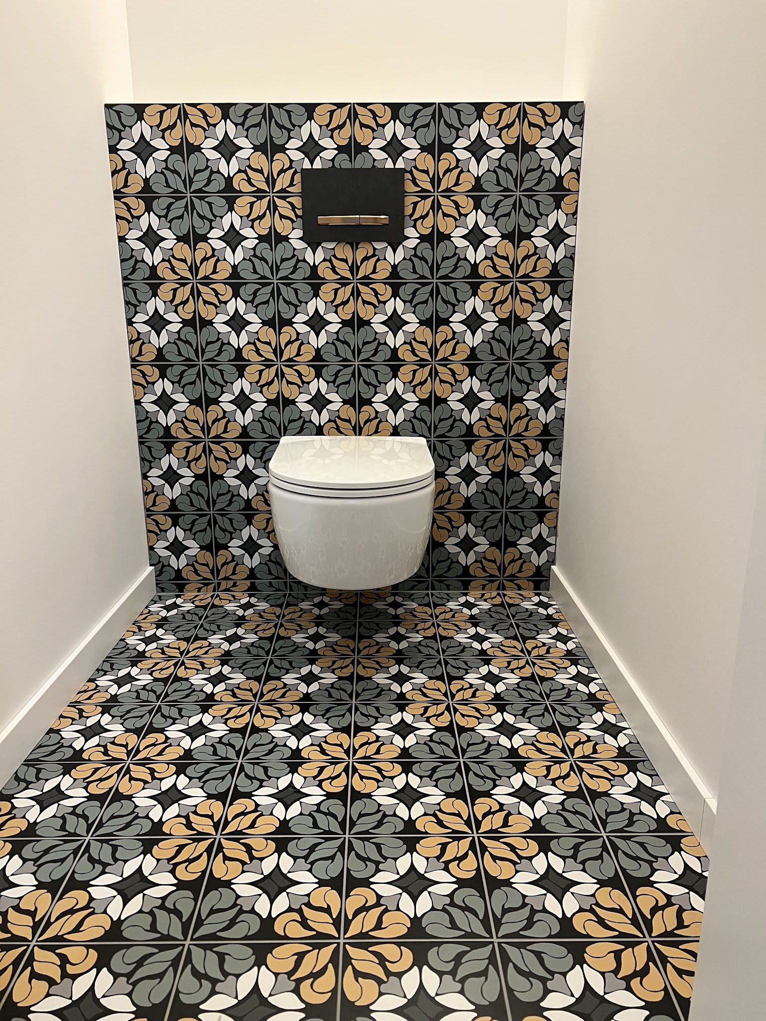 WC habillé de carreaux de ciment à motif floral