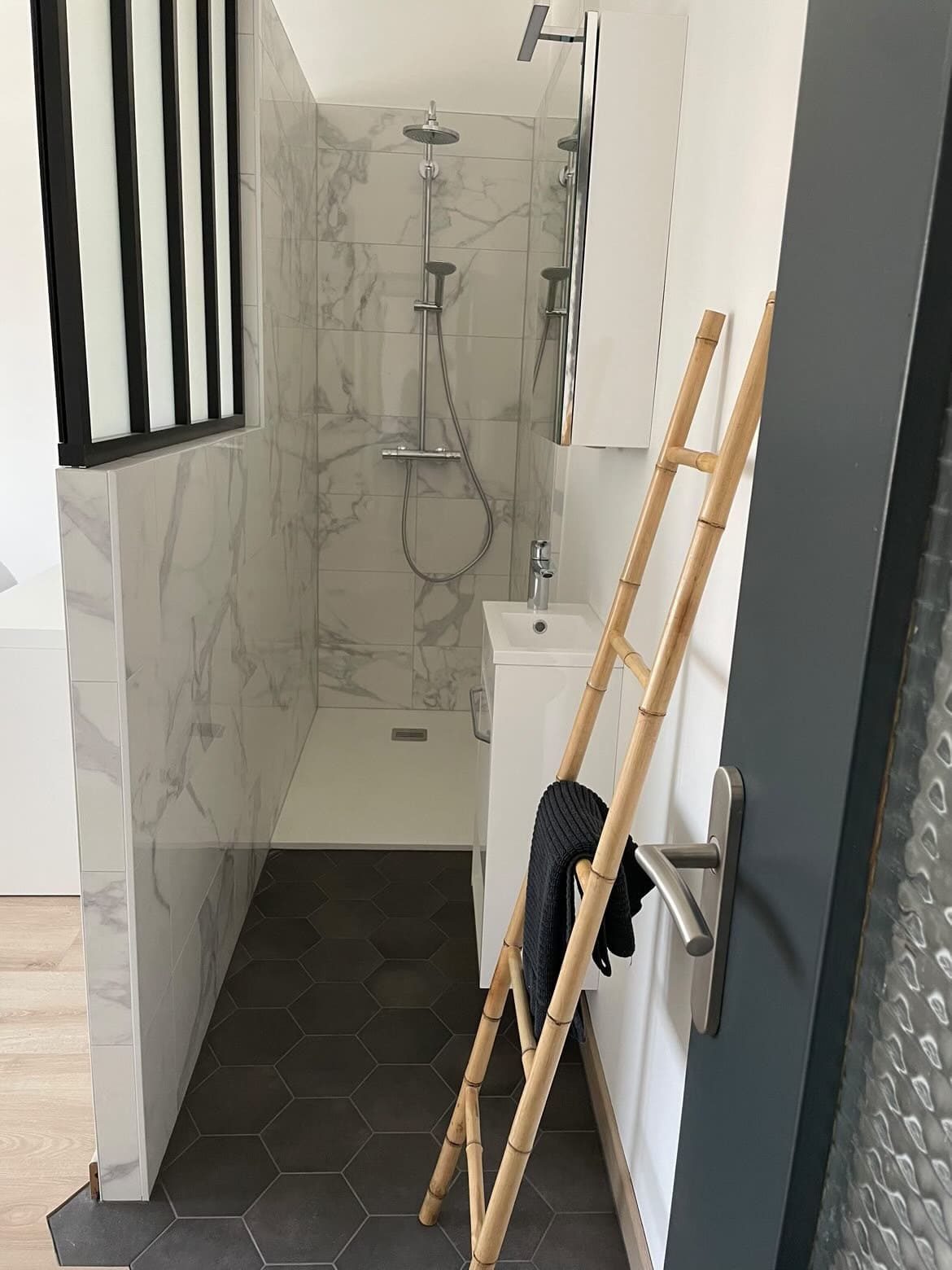 Sol de douche en carreaux hexagonaux anthracite